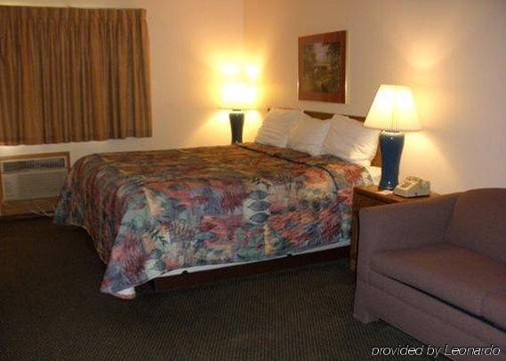 Econo Lodge Inn & Suites Menomonie Room photo