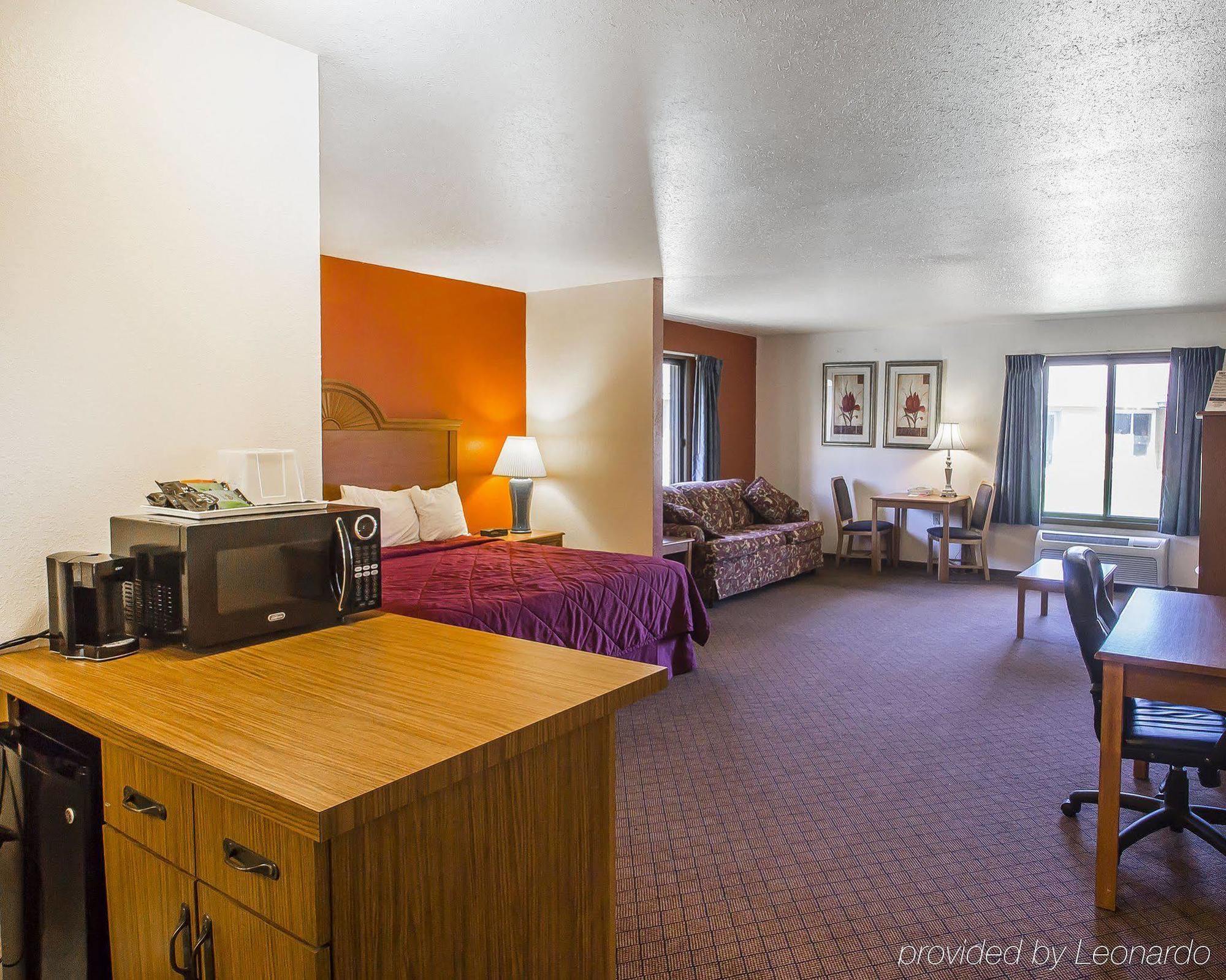Econo Lodge Inn & Suites Menomonie Exterior photo