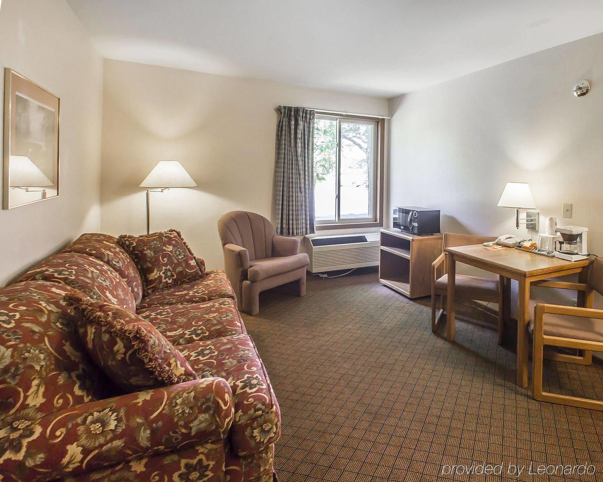 Econo Lodge Inn & Suites Menomonie Exterior photo