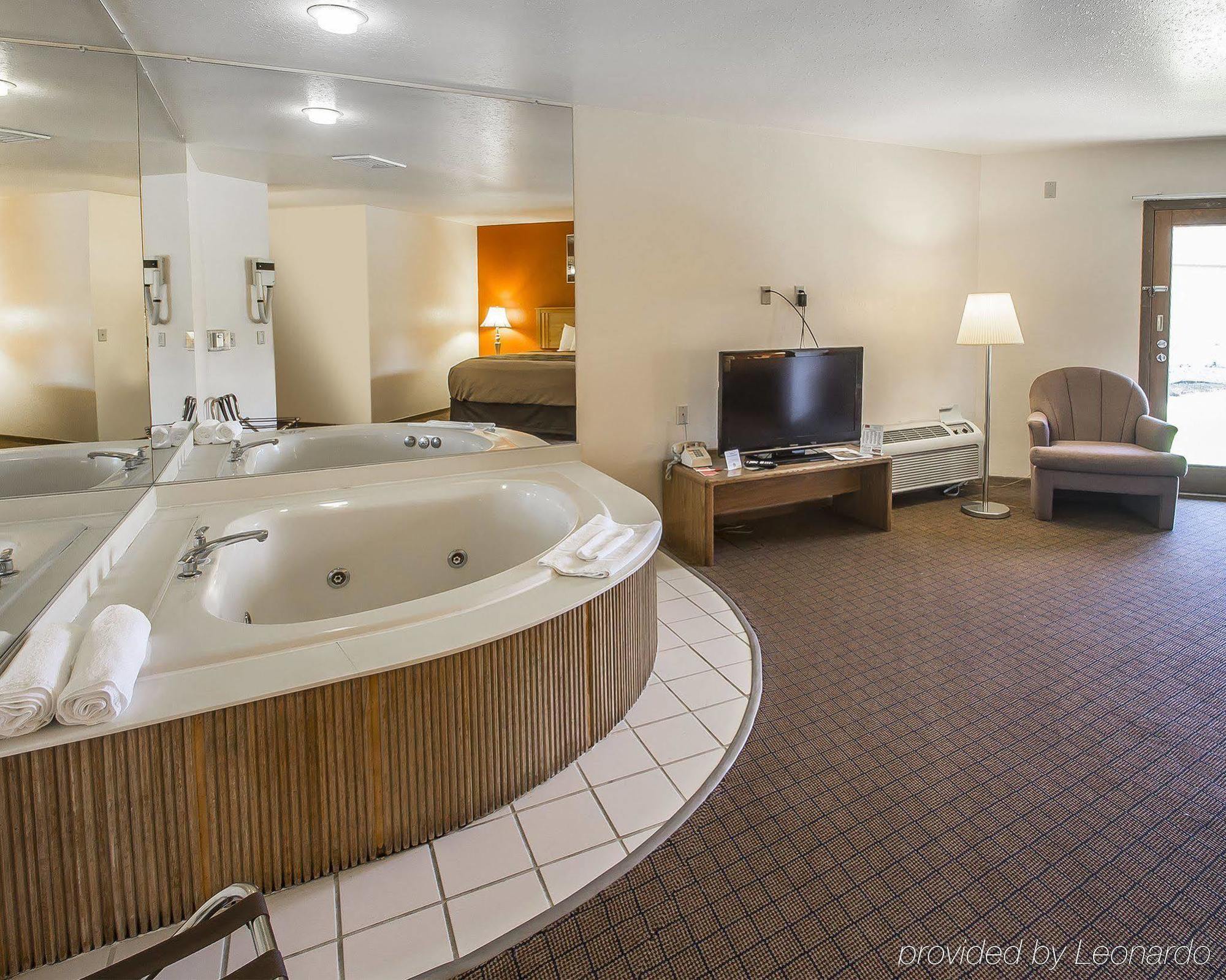 Econo Lodge Inn & Suites Menomonie Exterior photo